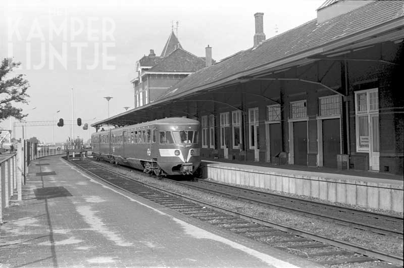 2d. Kampen 20 september 1975, DE-2 69 staat (als trein 8540) klaar voor vertrek naar Zwolle (foto J.G.C. van de Meene)
