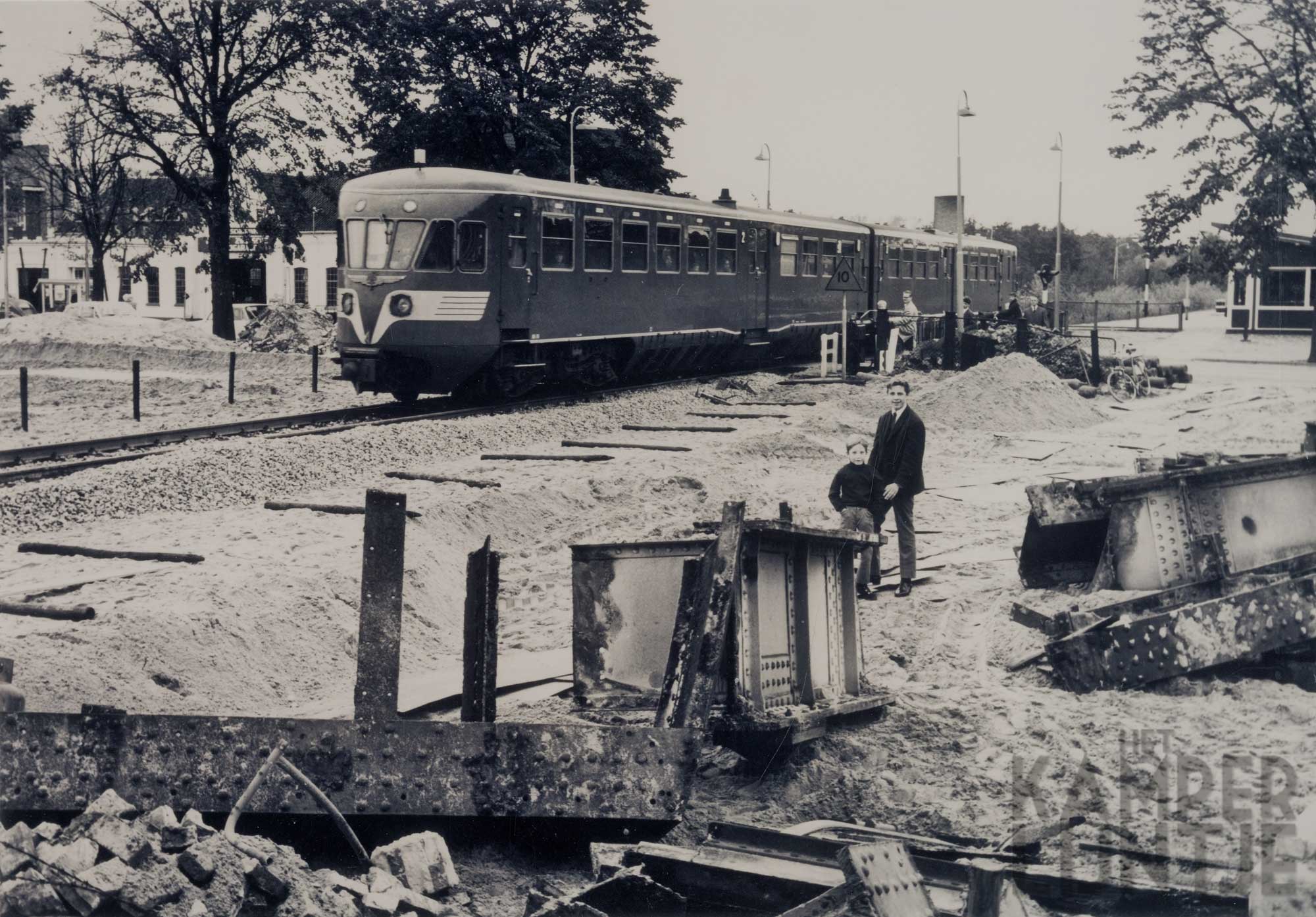 Zwolle 22 oktober 1967, in de nacht van 21 op 22 oktober werd de overbodige spoorbrug over de Willemsvaart gesloopt en het spoor hersteld. Op deze foto rijdt de eerste trein over het nieuwe spoor (foto collectie Kasper Haar)