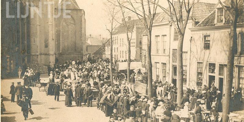 4. De Koornmarkt omstreeks 1900 tijdens een marktdag, op de achtergrond de St. Nicolaas- of Bovenkerk (GAK)