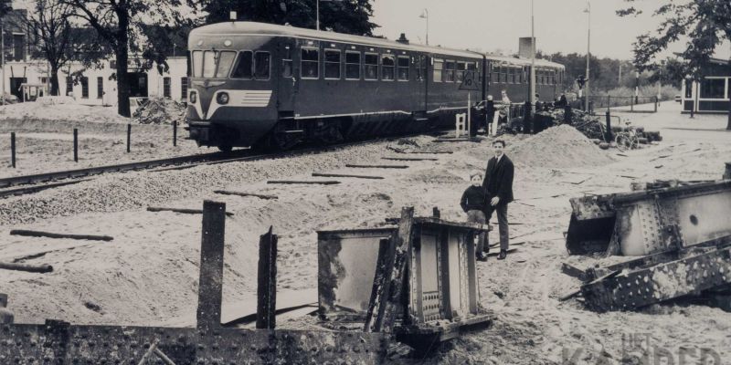 Zwolle 22 oktober 1967, in de nacht van 21 op 22 oktober werd de overbodige spoorbrug over de Willemsvaart gesloopt en het spoor hersteld. Op deze foto rijdt de eerste trein over het nieuwe spoor (foto collectie Kasper Haar)