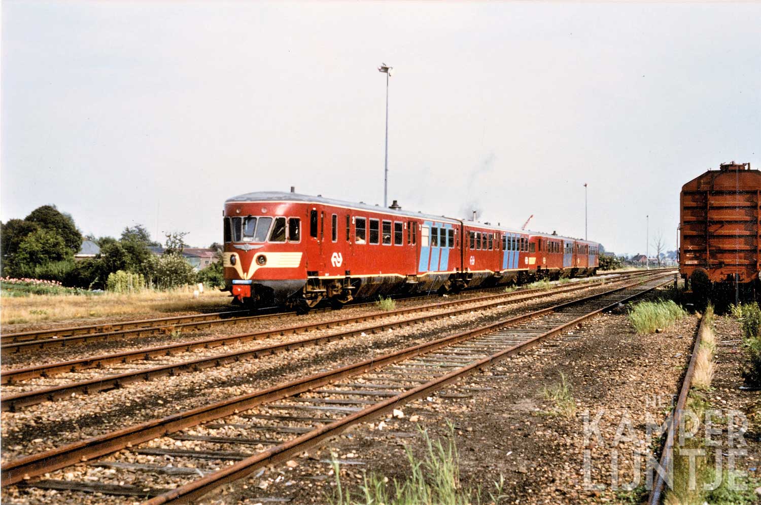 1M. IJsselmuiden ca. 1985, twee onbekende rode DE2 stellen vertrekken richting Zwolle (coll. K. Haar)