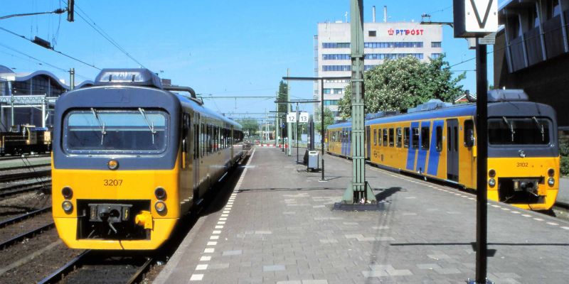 5. Zwolle mei 2000, links Wadloper DH 3207 gereed voor vertrek naar Kampen, rechts als reserve DH 3102 + 3103  (foto Frank van der Moolen).