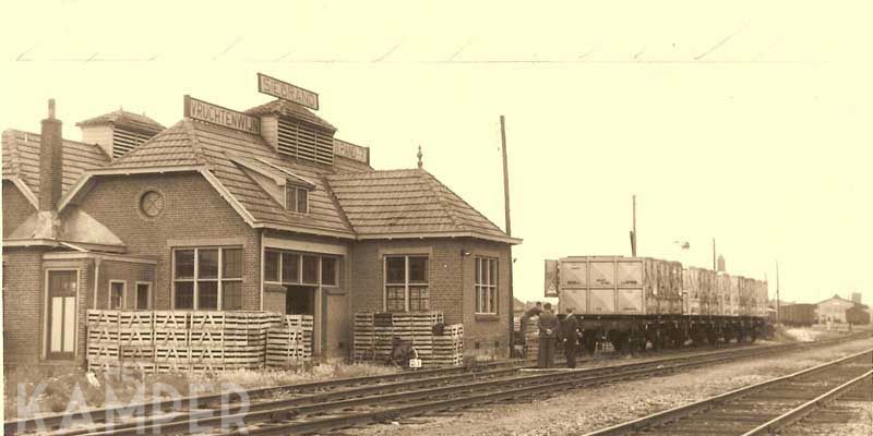 1a. IJsselmuiden ca. 1950, zelfde goederentrein maar nu gezien vanaf het spoor met  links de voormalige exportslachterij (foto collectie Jan Bos)