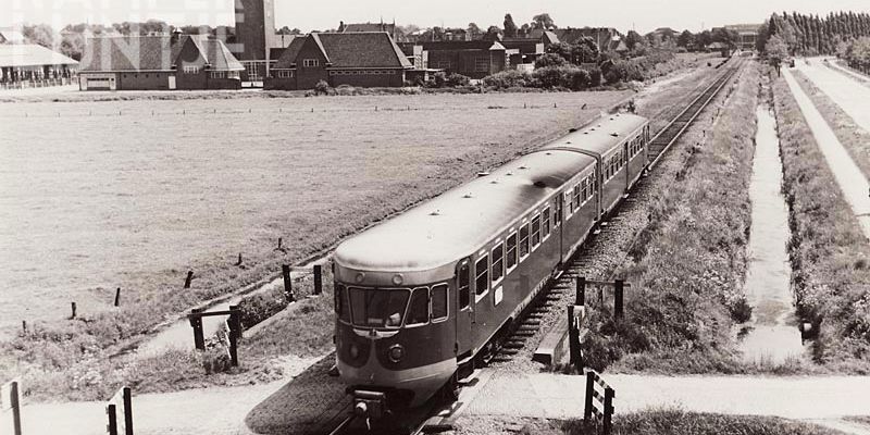 1c. De Blauwe Engel ter hoogte van de overweg Grote Voort, 3 juni 1956 (foto J.C. de Jongh)