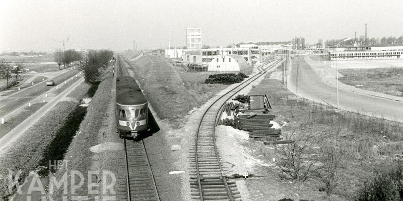 1d. De Blauwe Engel nabij de nieuw aangelegde spoordijk en goederenlijn naar Katwolde 1964 (foto R. Ankersmit)