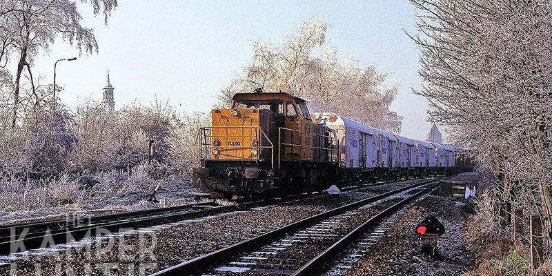 5e. Kampen 30 november 1989, NS 6419 wacht op vertrek (foto Rein van Putten).