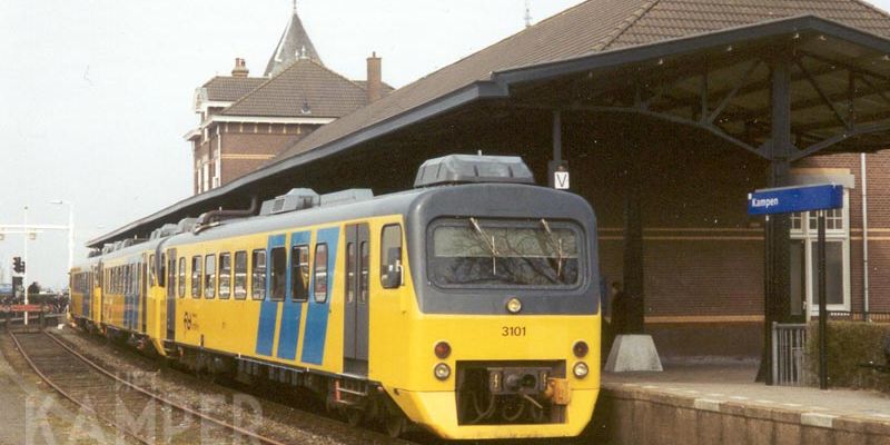 2. DH 3101+ 3103 + 3102 bij station Kampen, 17 maart 2002