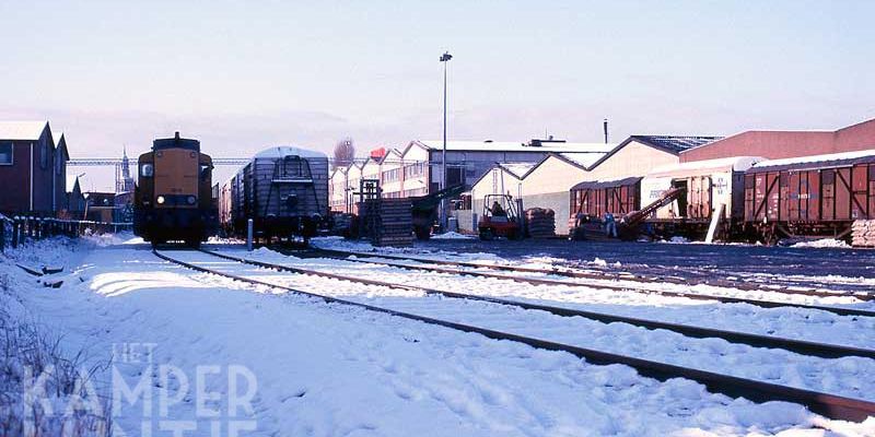 2a. Kampen 22 december 1986, aardappelverlading in de sneeuw met loc NS 2506 (foto L.J. Beumer)