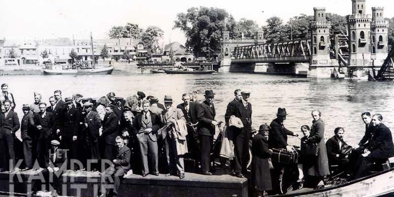 2a. Kampen mei 1940, pontdienst voor voetgangers en fietsers, op de achtergrond Spoorkade met spoorsteiger