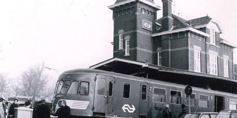 2b. Kampen 9 december 1977, DE-2 69 is vanwege het weigeren van de remmen door het stootblok geschoten en kwam 15 m verderop voor het zebrapad tot stilstand