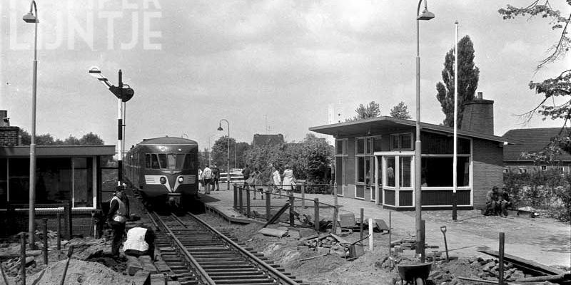 2c. Zwolle Veerallee 22 mei 1969,  DE-2 85 is als trein 8524 uit Kampen komt aan bij halte Veerallee (foto J.G.C. van de Meene)