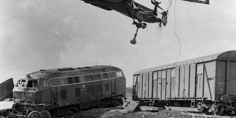 2c. IJsselmuiden Veilingweg 23-5-1982, aanrijding tussen DB 216 153 7 en een vrachtwagen met melkprodukten (foto Freddy Schinkel)