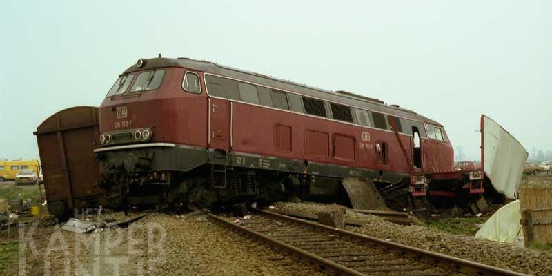 2e. IJsselmuiden 23 april 1982, DB 216 153 7 met restanten melkwagen (foto R. van Putten)