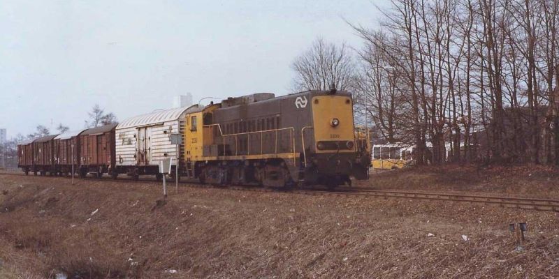 Zwolle Veerallee 1985, loc NS 2230 met goederentrein op weg naar Kampen (foto Jan Dul)