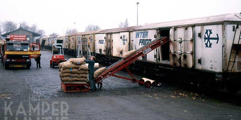 3c. Kampen 28 december 1988, aardappelverlading (foto L.J. Beumer)