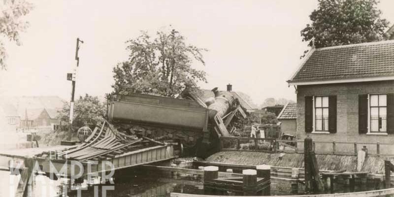 3. Zwolle 10 mei 1940, loc NS 3608 (ex NCS-78) in de geopende Willemsvaartbrug