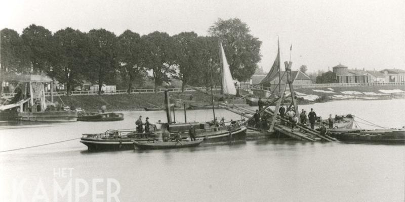 3. De Zwolse weg met rechts de rijtuigen en locomotiefloods, omstreeks 1889