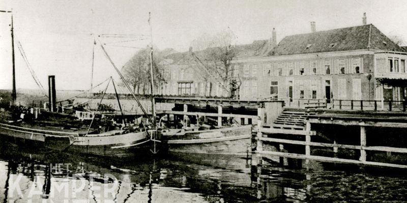 4. Rechts de verhoogde spoorsteiger en links de steiger voor de stoomboot naar-Amsterdam