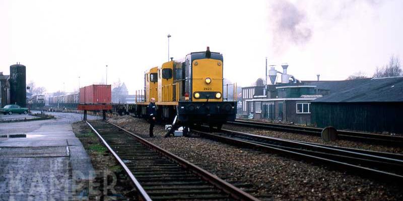 5b. Kampen 28 december 1988, NS 2406 + 2423 aan het werk (foto L.J. Beumer)