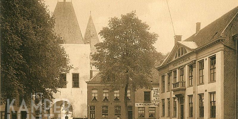 5. De Koornmarkt met de witte Koornmarktspoort en aan de rechterzijde de Hoofdcursus, een gebouw dat vele jaren onderdak heeft geboden aan militaire opleidingen (GAK)