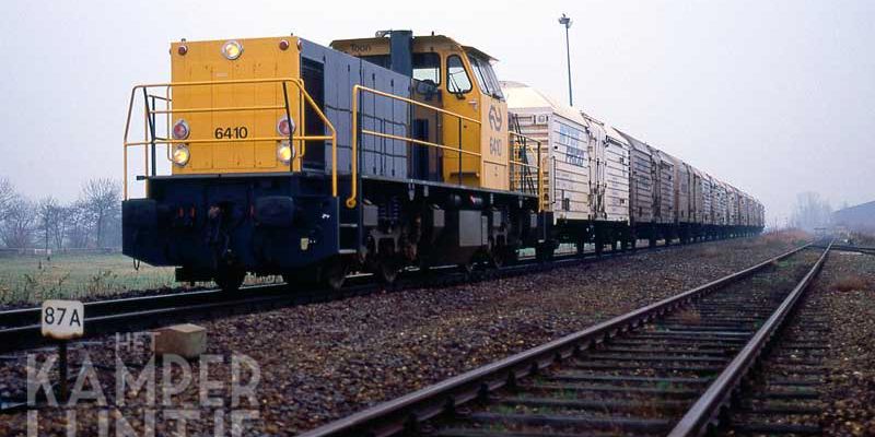 6a. Kampen 28 december 1989, NS 6410 op het hoofdspoor (foto L.J. Beumer)