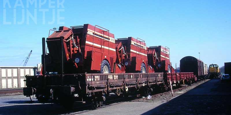 6a. Kampen losweg ca. 1995, aanvoer landbouwmachines voor een bedrijf in Dronten (foto Jan Dul)