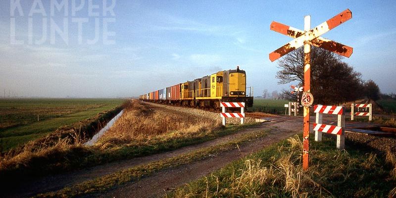 7. NS 2451 en onbekend, Westenholte 23 december 1987 (foto L.J. Beumer)