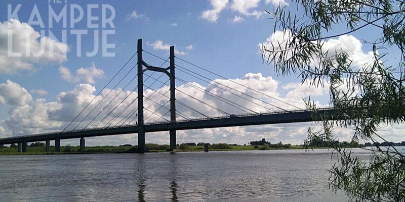 8. De Molenbrug, type tuibrug, geopend door Koningin Beatrix in 1983