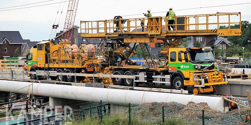 36s. Zwolle 2 augustus 2017, aanbrengen rijdraden ter hoogte station Zwolle Stadshagen (foto K. Haar)