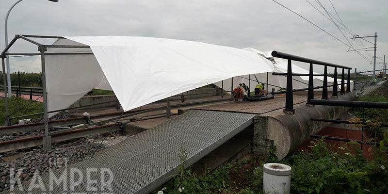 37p. Zwolle Stadshagen 17 augustus 2017, rails op een brug worden ingegoten (foto K. Haar)