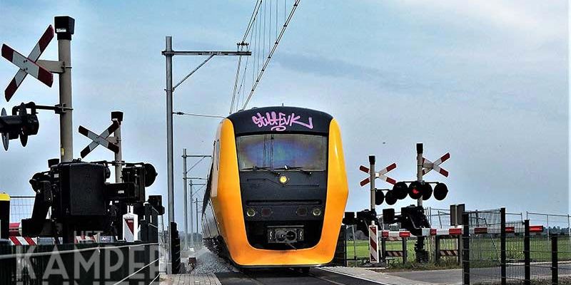 38i. Mastenbroek Bisschopswetering 23 augustus 2017, de testtrein op de nieuwe Strail overweg (foto K. Haar)