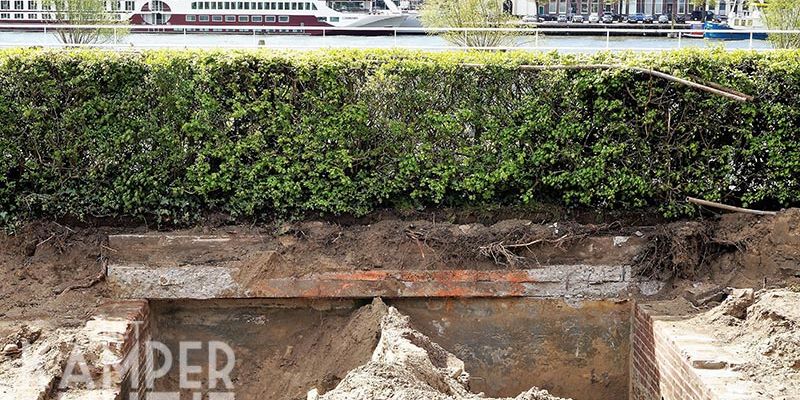 20r. Kampen 22 april, blootgelegde sluismuren van een oude voormalige schutsluis (foto Kasper Haar)