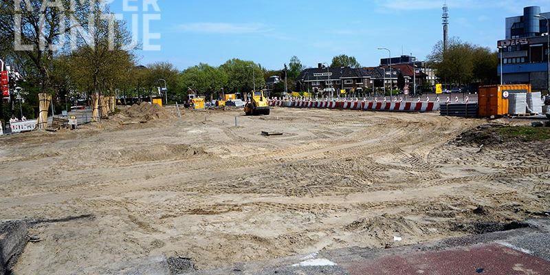 20w. Zwolle 30 april 2017, de Veerallee voor de overweg wordt al flink onderhanden genomen (foto Kasper Haar)