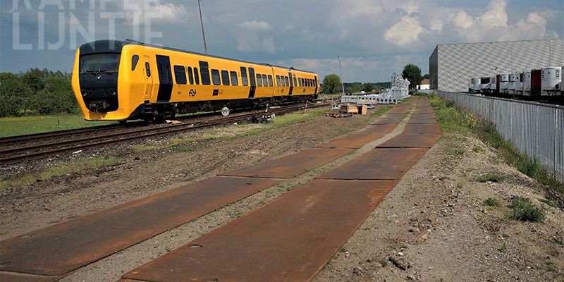 21c Kampen, 20 mei 2017, NS 3432 passeert de voorgebouwde bovenleidingpalen bestemd voor zijn opvolger (K. Haar)