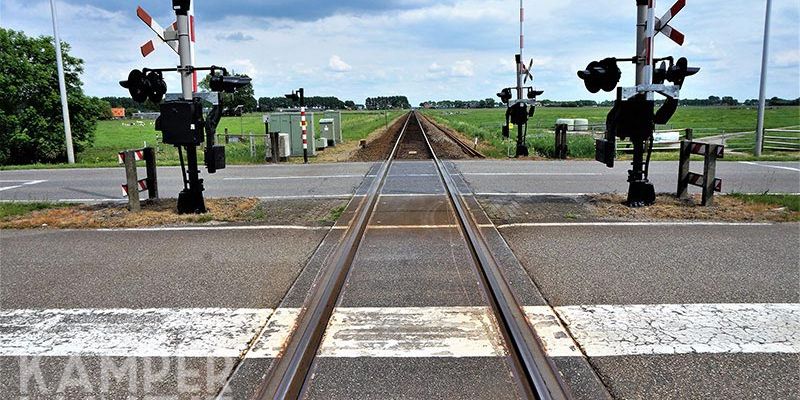 21k. IJsselmuiden Oosterlandenweg, 21 mei 2017, overweg met naast het spoor nieuwe rails (K. Haar)