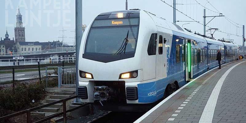 1b. Kampen 10 december 2017, eerste Keolistrein 7301 in Kampen (foto Kasper Haar)