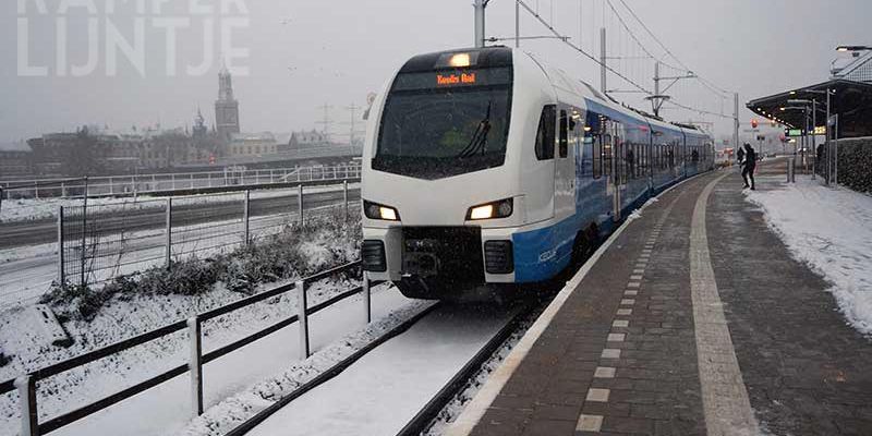 1h. Kampen 10 december 2017, Keolis 7301 in een besneeuwd station Kampen (foto K. Haar)