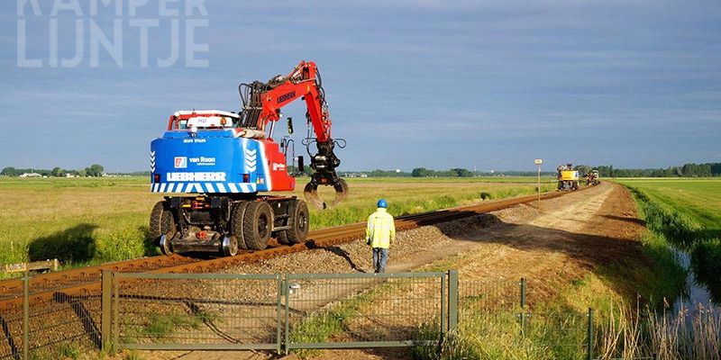 21s. Mastenbroek Bisschopswetering 5 juni 2017, het naar het spoor leggen van nieuwe rails (foto Kasper Haar)