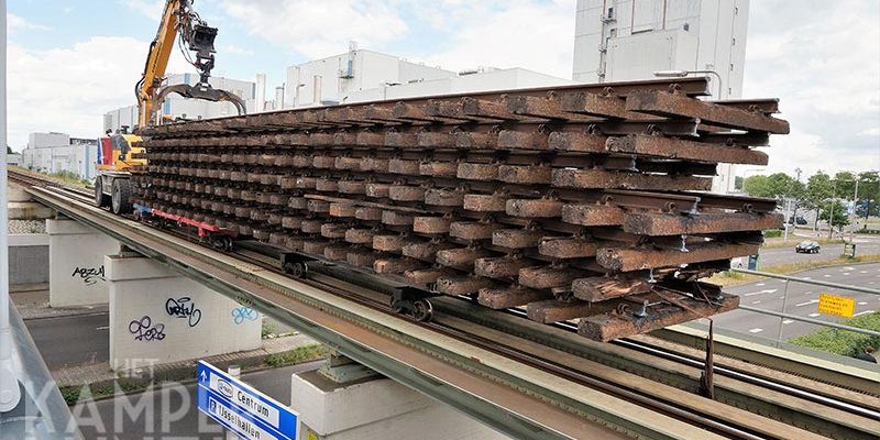 21w. Zwolle 5 juni 2017, het afvoeren van stukken spoor op viaduct Blaloweg (foto Kasper Haar)