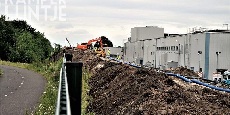 22h. Zwolle 8 juni 2017, het baanlichaam op de spoordijk wordt flink aangepakt (foto Kasper Haar)