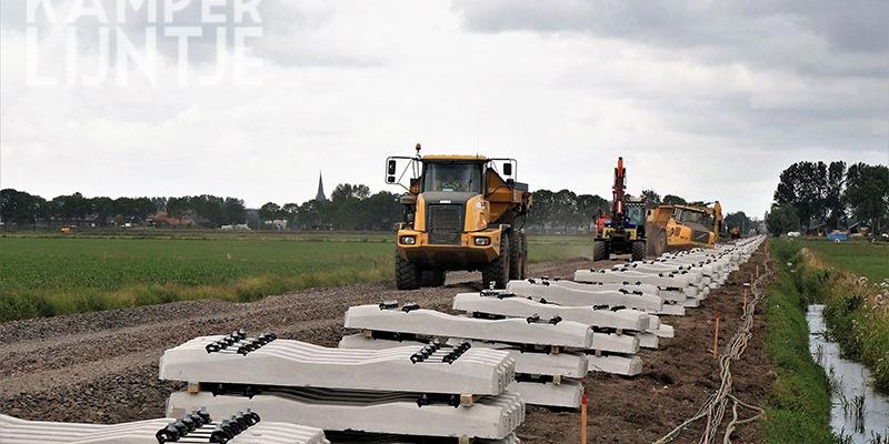 22u. Mastenbroek Bosjessteeg 16 juni 2017, afvoer oude ballast, nieuwe dwarsliggers liggen klaar (foto Kasper Haar)