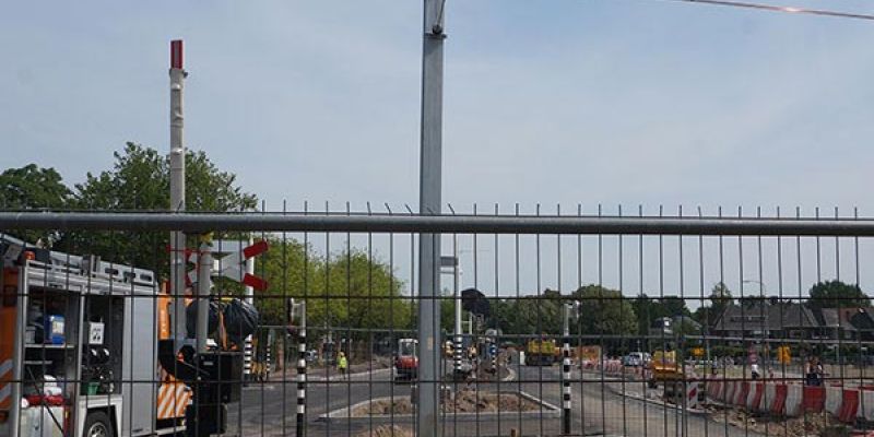 23t. Zwolle Veerallee 20 juni 2017, een mast is midden op overweg Veerallee geplaatst (foto K. Haar)