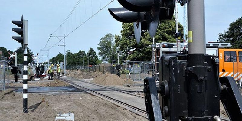 23v. Zwolle Veerallee 20 juni 2017, overweg onder de draad (foto Kasper Haar)