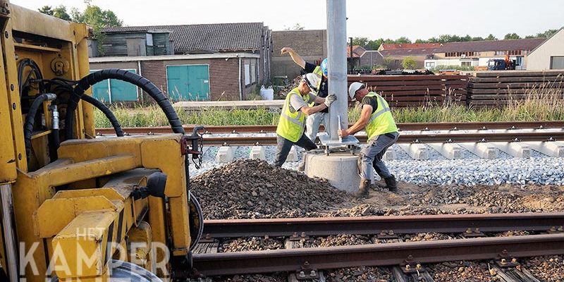 24p. Kampen 21 juni 2017, de mast wordt op de betonnen voet geplaatst (foto K. Haar)