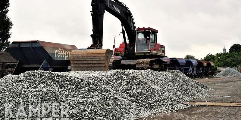 25p. Kampen 24 juni 2017, aangevoerde nieuwe ballast voor grindwagens ( foto Kasper Haar)