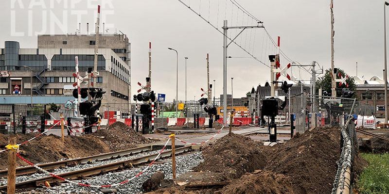 25y. Zwolle Veerallee 25 juni 2017, aan de overweg Veerallee wordt druk gewerkt (foto K. Haar)