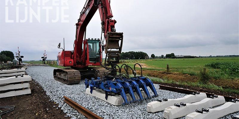 26m. Mastenbroek Bosjessteeg 25 juni 2017, machine voor het leggen van dwarsliggers (foto Kasper Haar)