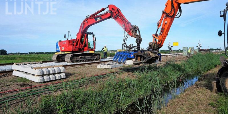 27a. Mastenbroek Bosjessteeg 4 juli 2017, het aan elkaar overgeven van dwarsliggers (foto Kasper Haar)