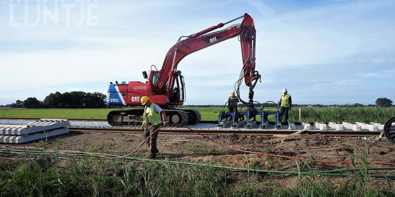 27b. Mastenbroek Bosjessteeg 4 juli 2017, het leggen van de dwarsliggers (foto Kasper Haar)