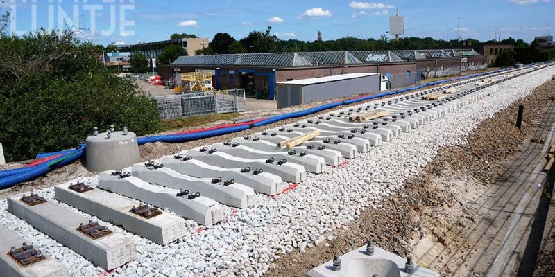 27d. Zwolle 4 juli 2017, gelegde dwarsliggers voor spoorviaduct Blaloweg (foto Kasper Haar)